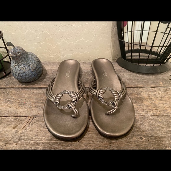 Chico’s metallic bronze thong sandals - Picture 7 of 7